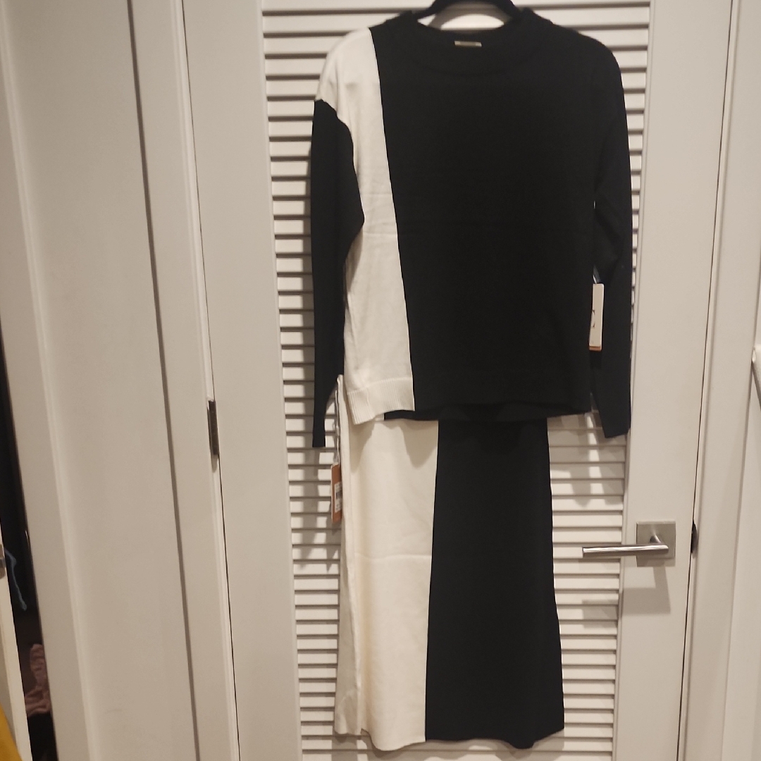 Black /White Colorblock Sweater Set , Sz Small.. Fits Us 6, 8,10,12